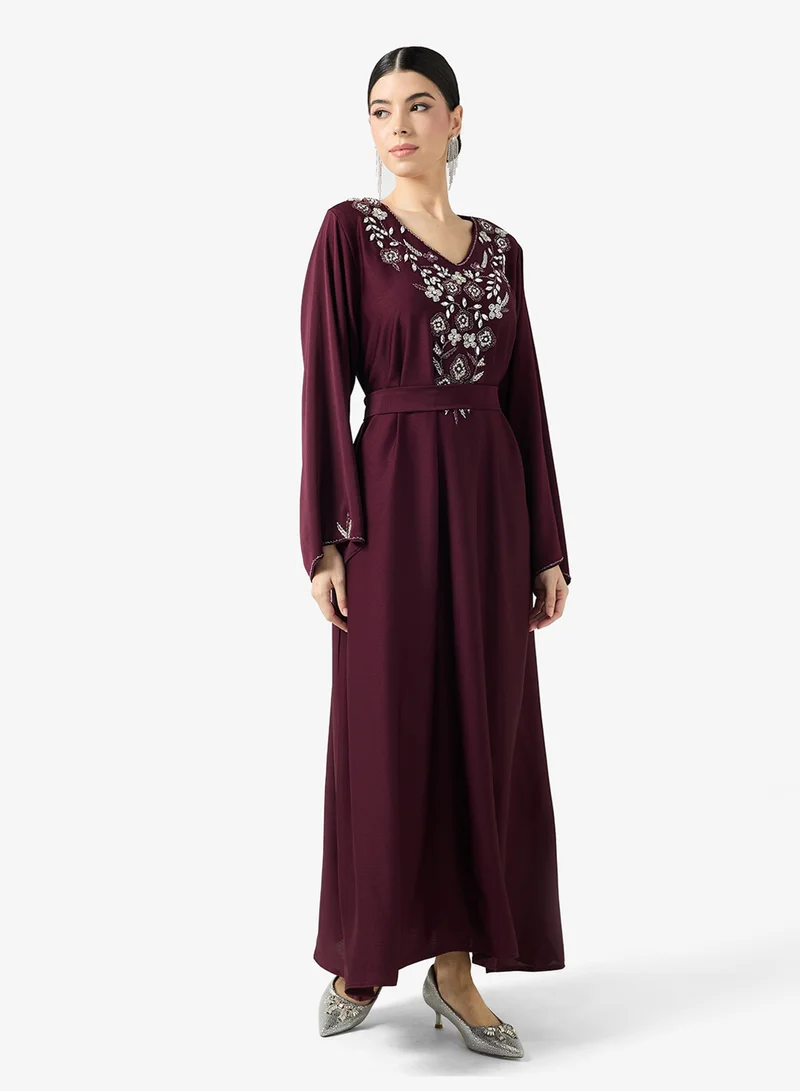 هيا كلوزيت جلابية مطرزة بزخارف زهرية على الأمام